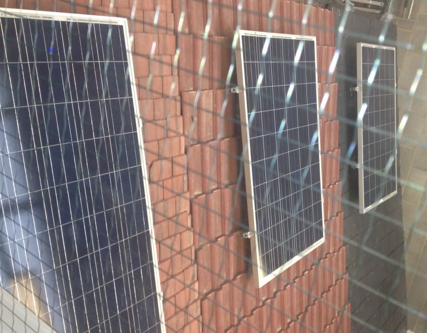 ربط الألواح الشمسية المتصاعدة على سقف القرميد Hook mounting solar panels on tile roof